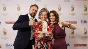 Gewinner-in-der-Kategorie-Beste-Morgensendung-Julia-Menger-und-Kerstin-Hermes-von-radioeins-rbb-mit-Laudator-Steven-Gaetjen